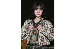 本田紗来、フリルミニスカ×タイツコーデ トランプジャケットで個性派スタイリング【TGCあいち・なごや2026】