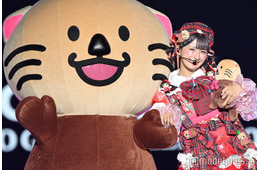 しなこ、愛知の人気キャラ「らこぽん」と仲良しランウェイ プレゼント投げ入れファンサービスで観客沸かす【TGCあいち・なごや2026】