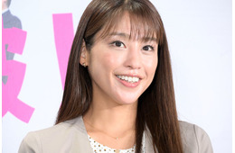 岡副麻希、水着姿披露 宮古島でプール満喫「人魚のよう」「ママのレッスン羨ましい」の声
