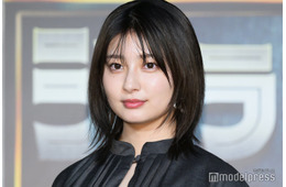 吉川愛、ミニスカ制服姿に熱視線「現役女子高生かと」「可愛すぎる」