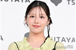 元日向坂46渡邉美穂、ショーパン姿の撮影オフショットに視線集中「可愛すぎる」「サンダルの養生テープが現場感満載」