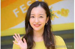 板野友美、シースルートップスから美肌チラリ「骨格が神」「透明感すごい」の声