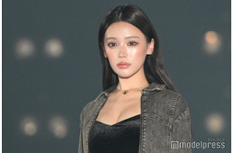 せいせい、胸元のぞく迷彩ベアトップ姿披露「セクシーすぎる」「反則級に可愛い」の声