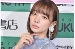 岡田紗佳、スリットから美脚スラリ バースデーショット公開「目が釘付け」「スタイル異次元」と反響