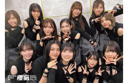 櫻坂46、写真集「櫻撮」“24時間限定”特典ポスター解禁 的野美青撮影の自撮り集合写真も