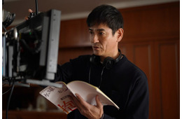 沢村一樹、連ドラ初のチーフ監督で“不倫ラブサスペンス”手掛ける 顔が隠されたキャストビジュアルも公開【⽔曜⽇、私の夫に抱かれてください】