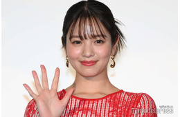 横田真悠、ミニスカで圧巻美脚見せ「ラヴィット！」衣装ショットに熱視線