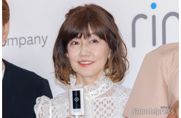 “AKB48センター”話題の松本伊代、膝上ミニスカ衣装姿披露「まだまだ現役ですね」「スタイル抜群」と反響