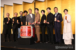 柄本佑、渡辺謙、なにわ男子・長尾謙杜ら“アベンジャーズ”集結 鏡開きで「木挽町のあだ討ち」大ヒット祈願