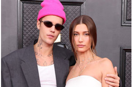 ジャスティン・ビーバー、妻・ヘイリーと顔寄せ合う誕生日ショット公開「絵になる夫婦」「似てきた？」の声