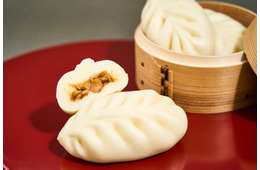 ファミマ、“手包み”の「炭火焼きとりまん」登場 ごろっと肉感と本格的な炭火の香り