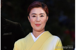 寺島しのぶ「背中に飛び乗ってきた」息子・尾上眞秀との仲良しショット公開「甘え方が可愛すぎ」「大きくなりましたね」の声