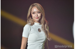 みりちゃむ「三白眼すぎてカラコン手放せない」貴重な裸眼ショットに絶賛集まる「クールでかっこいい」「目が大きい証拠」