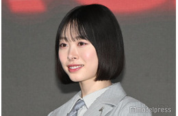 日向坂46高橋未来虹、ミニボトムス×タイツ姿で美脚ライン際立つ「完璧なスタイル」「着こなしが神」と反響