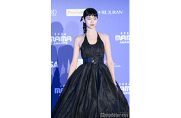 「イカゲーム」出演美女、ミニワンピ×ブーツで美脚スラリ「圧倒的オーラ」「スタイル異次元」と反響