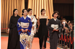 高畑充希ら「国宝」チームは華やか着物姿 森田望智は大胆スリット入りベアトップドレス【第49回日本アカデミー賞】