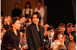 3冠受賞のSixTONES松村北斗、レカペ2回目 フォーマルなスーツ姿でにこやかに会釈【第49回日本アカデミー賞】