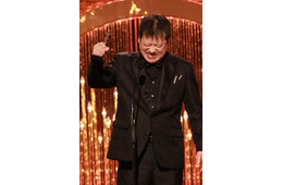 佐藤二朗「爆弾」で最優秀助演男優賞 涙流す山田裕貴と固い握手【第49回日本アカデミー賞】