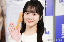 本田紗来、パーカー×ミニ丈から美脚スラリ「理想のスタイル」「ピンクのエクステも似合ってる」と反響