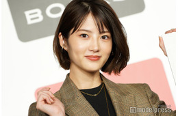 元乃木坂46若月佑美、タイツ×ミニスカコーデで美脚際立つ「脚のライン綺麗」「表情可愛すぎてキュン」