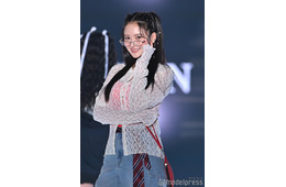 乃木坂46金川紗耶、リムレスメガネ×ハーフツインで雰囲気ガラリ 無邪気な笑顔で魅了【TGC2026 S/S】