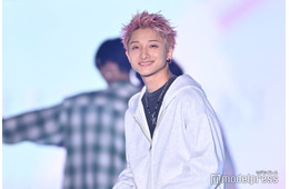 BUDDiiS高尾楓弥、もーりーとグータッチでランウェイ引き継ぐ サングラス外しにキュン【TGC2026 S/S】