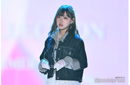 MINAMI、ミニスカ×レースタイツ着こなす メガネ外す姿に視線集中【TGC2026 S/S】