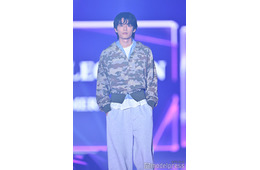 日向亘、迷彩柄パーカー×レイヤードでおしゃれなコーデ「イケメン」「着こなせるのすごい」と反響【TGC2026 S/S】