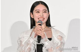 高石あかり、膝上丈ワンピから美脚ちらり「ほっそりしてる」「魅力爆発」の声