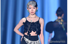 渡辺美優紀、美ウエスト際立つモードな装い 青アイシャドウがお似合い【IDOL RUNWAY COLLECTION 2026】