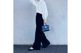 オフィスでもハレノヒでも気品が出る。【ボウタイブラウス】が主役のモノトーンパンツコーデ【40代の毎日コーデ】