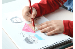 「絵を見てもらえなかった」と落ち込む孫　祖父がリビングに行くと⇒粋な計らいに「また描くね！」