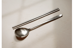 韓国で…お箸で米を食べていると⇒現地の人から“不思議な視線”の嵐！？常識の違いに「合理的」