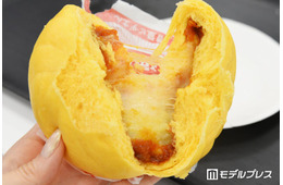 ファミマ“増量”ピザまんを実食！のびーるチーズ＆コク旨トマトの間違いない美味しさ＜45％増量作戦＞