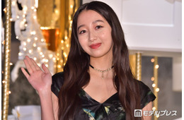 Cocomi“超ミニ”圧巻美脚ショットに驚きの声「体の半分以上が脚」「腰の位置高すぎ」