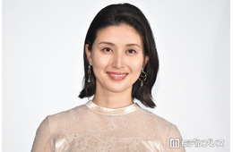 橋本マナミ、ノースリーブワンピで大人の色気漂う「上品な美しさ」「変わらぬスタイル」と反響