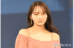 加藤栞、海辺ビキニショットで圧倒的美スタイル披露「半分以上が脚で衝撃」「見返り美人」の声