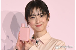 佐々木希、新生活の苦い思い出明かす ピンクシャツ×チェックミニスカで登場【BURBERRY HER SAKURA JOURNEY】