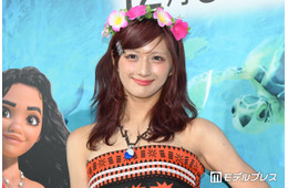 “両顎骨切り手術”話題のしなこ、ダウンタイム中にディズニーへ 美人母との2ショット公開「この顔も今しか楽しめないと思って」