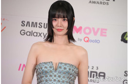 「イカゲーム」出演女優、ミニ丈から圧巻美脚披露「とにかく美しい」「スタイル抜群」の声