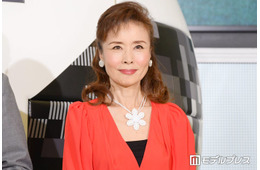 大物女性歌手、茶色タイツ×ショーパンで美脚スラリ「スタイル良すぎてびっくり」「立ち姿が美しい」と反響