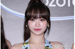 LE SSERAFIMチェウォン、美脚際立つカジュアルスタイルの愛犬散歩ショット公開「すれ違ったら思わず振り返る」「スタイル良すぎ」の声