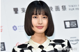 橋本愛、顔ピアス＆ミニスカタイツコーデに絶賛の声「ショートヘアがイケメンすぎる」「オーラが半端ない」