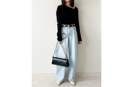 黒トップス×淡いデニム。定番コーデをオシャレ感を出しているのはアシンメトリーな襟元【40代の毎日コーデ】