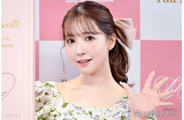 三上悠亜、ミニ丈ワンピでスラリ美脚披露 台湾オフショットに「これぞ女神」「美しすぎます」の声