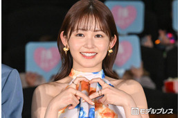 久間田琳加「一足先に春コーデ」ブラウス×ミニスカ姿でスラリ美脚輝く「桜に映えて綺麗」「まさに女神様」と反響