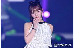 Onephony田島櫻子、純白ミニワンピ×ロングブーツ姿 ポニテ揺らしあざとポーズ連発【超十代2026】