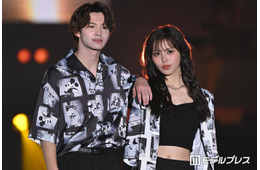 おさき＆今井暖大、シミラールックで姉弟ランウェイ 仲良くオソロポーズも【超十代2026】
