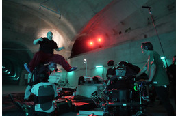 Snow Man目黒蓮、重さ8kgの“ふくよかな坂本”特殊メイク姿で軽やかアクション披露 実写「SAKAMOTO DAYS」メイキング解禁