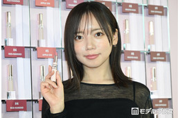 齊藤京子、シースルー衣装で素肌際立つ “自分を愛す”ために意識していることは？【YSL LOVENUDE HOTEL】